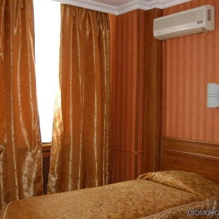 Bristol מלון 4*